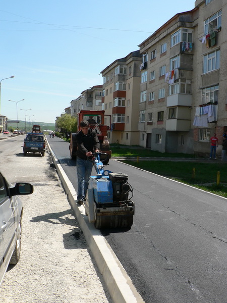 1.4 asternere strat de uzura trotuar  str. Republicii 8.jpg